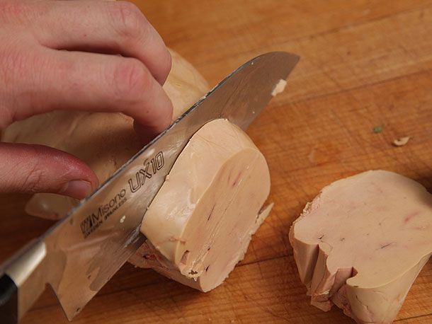 将鹅肝切成半英寸厚的薄片。