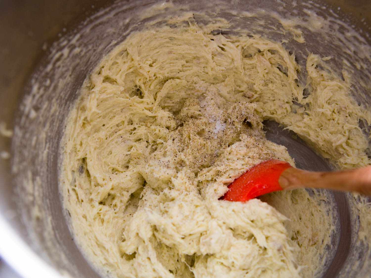 加入土豆后，将白兰地放入搅拌器的碗中。