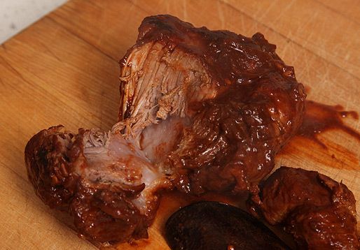 在一份肉里，烤了一只肉，烤了半个肉，把肉切成两半。
