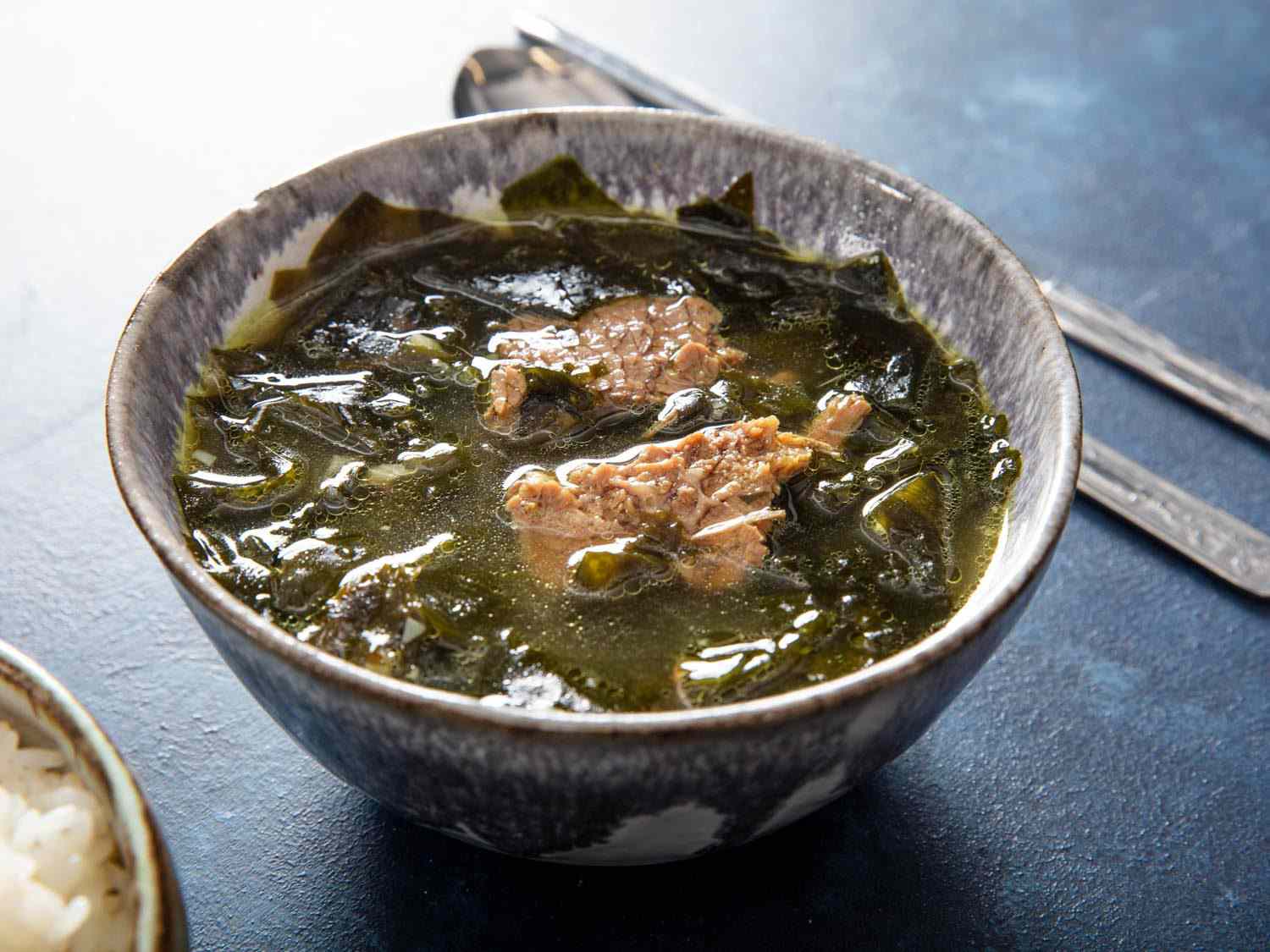 一碗韩式海带汤(miyeok guk)，肉汤中可以看到片片的胸肉