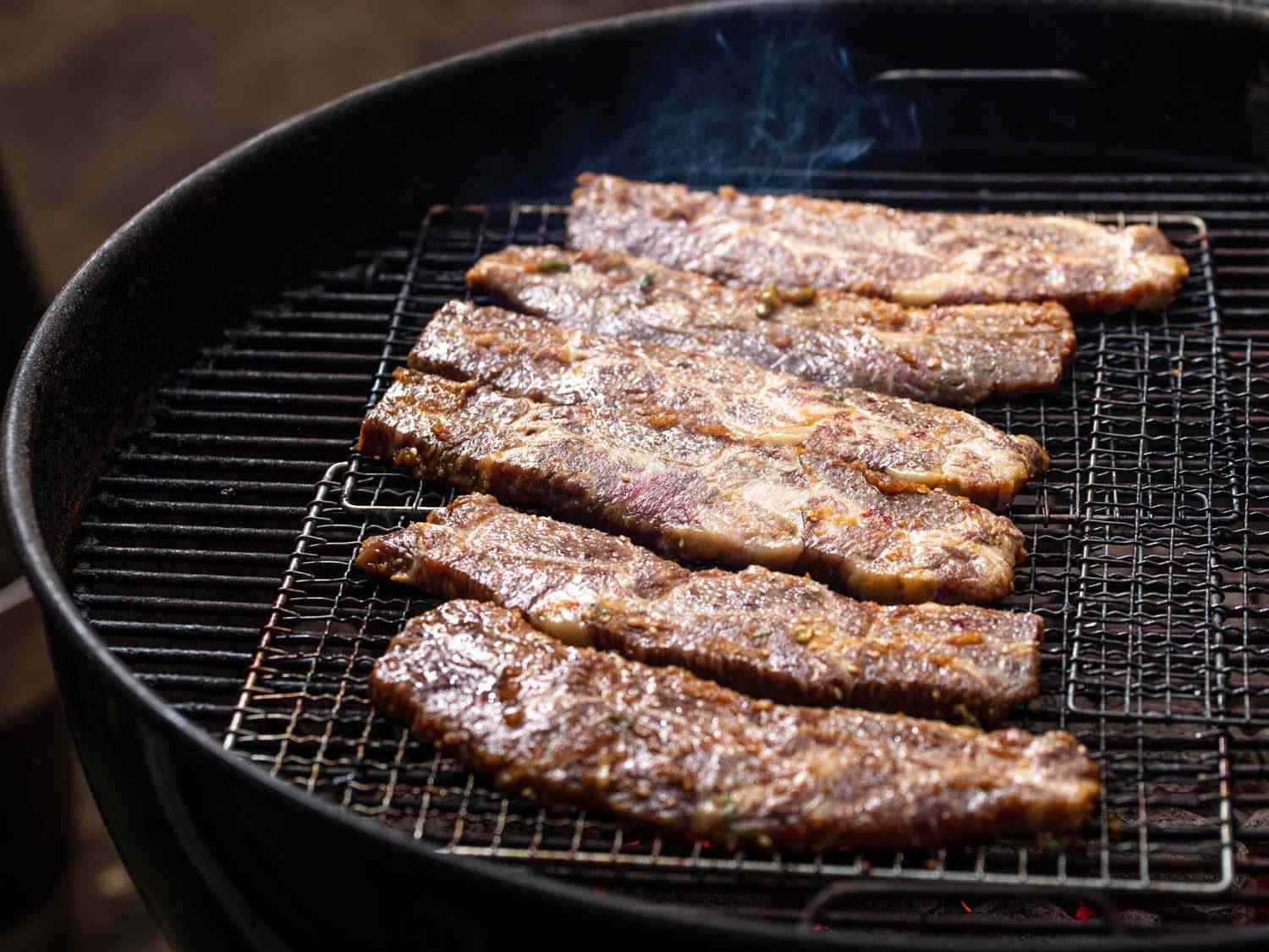 牛肉galbi烹饪铁丝网架设置在木炭水壶烧烤。