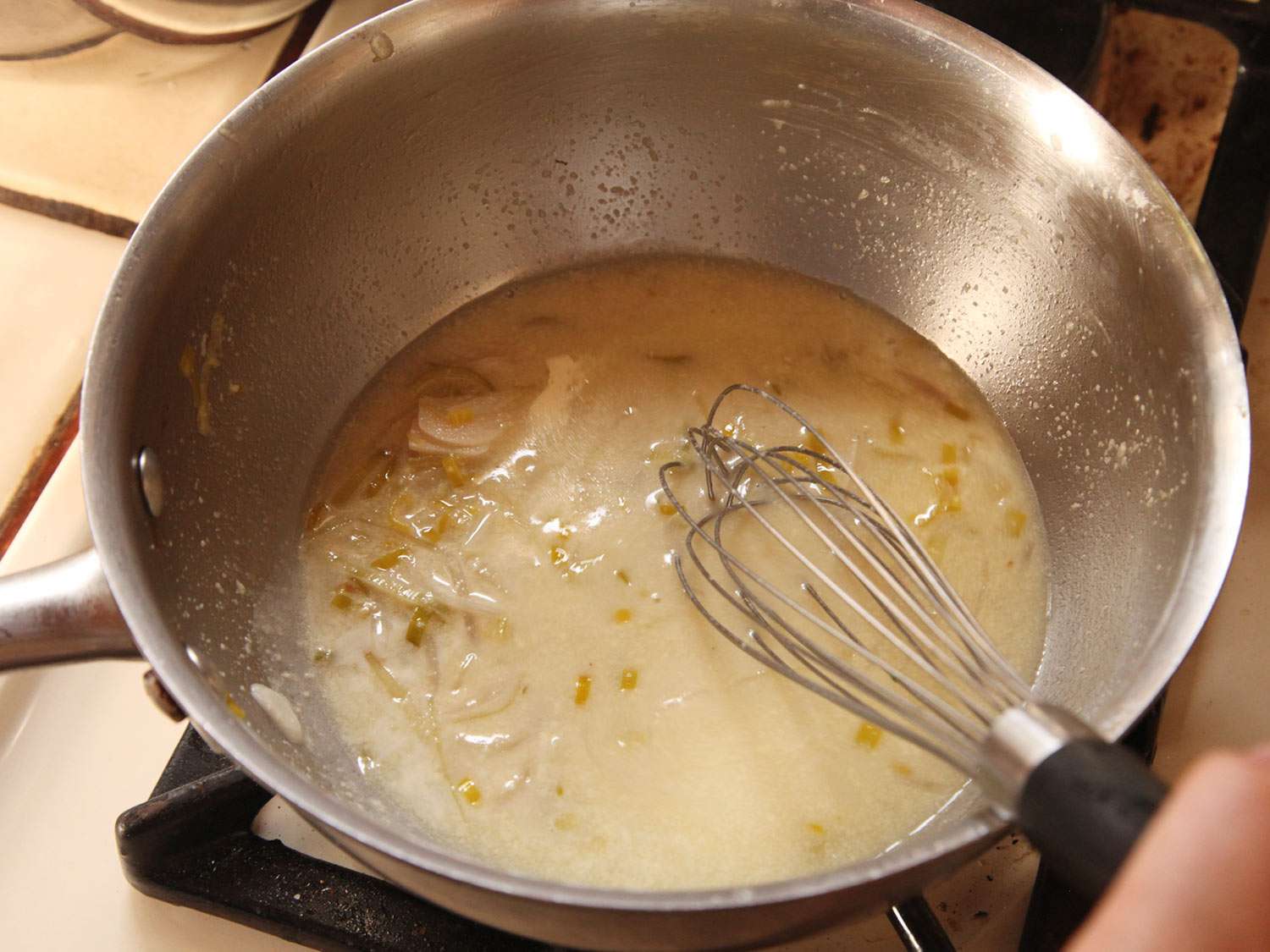 aïoli被搅拌到烹饪液中。