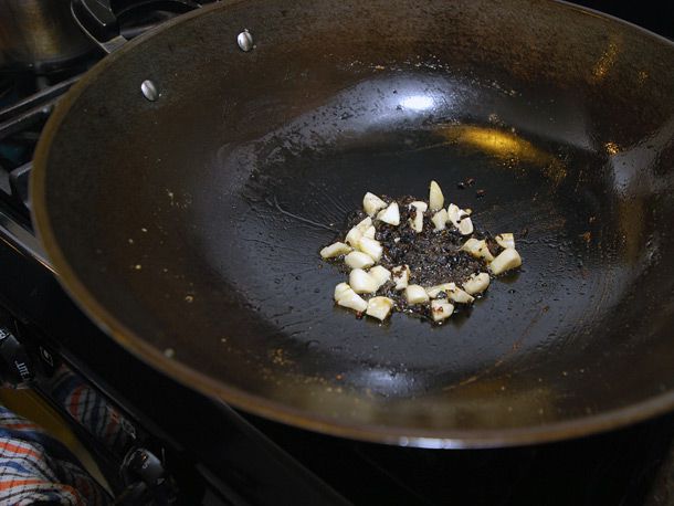 热锅和大蒜在烤蒜片里，大蒜在烤锅里。