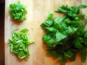 亚洲绿叶蔬菜洗净并分类，以便炒菜。