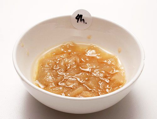 一小碗金黄色的猪肉汤，上面的标签写着四个小时。