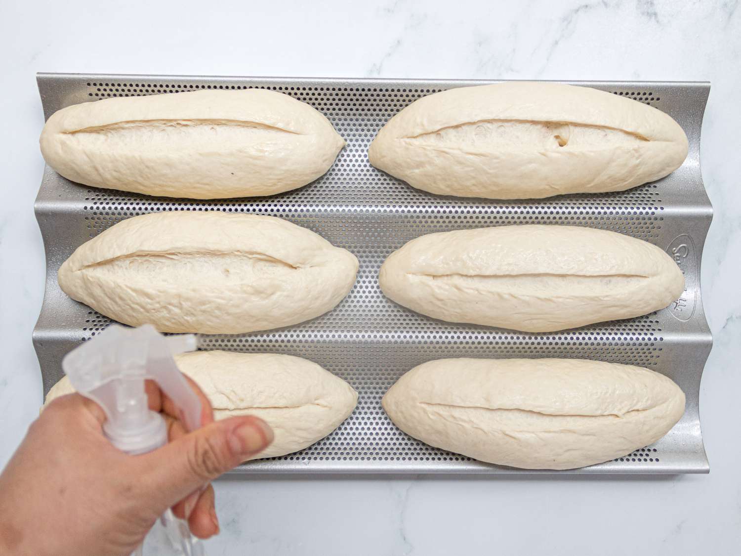 俯视of misting dough loaves with water