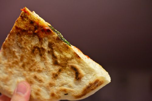 一片自制的那不勒斯披萨烧焦的底部。