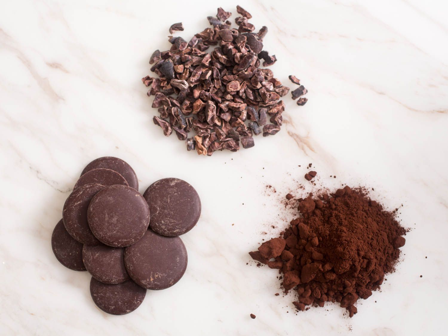 巧克力，巧克力，用黑莓石和黑豆。