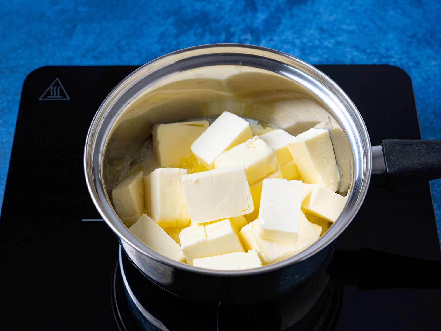 黄油块放在一个小酱锅里