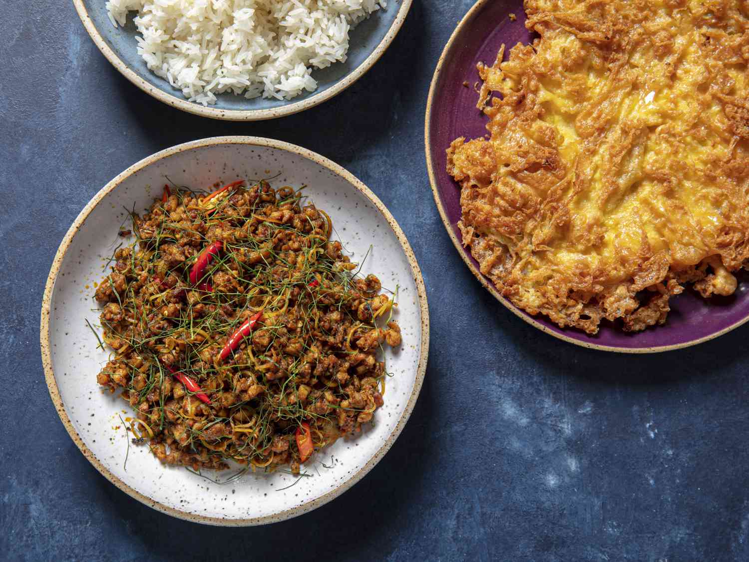 Khua Kling Gai，一碗米饭和泰式煎蛋卷放在不同的盘子里。