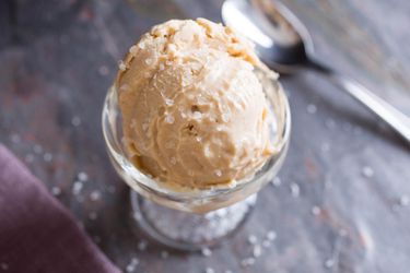 一勺素食咸花生酱冰淇淋，这是你可以用罐装椰奶制作的一个例子。