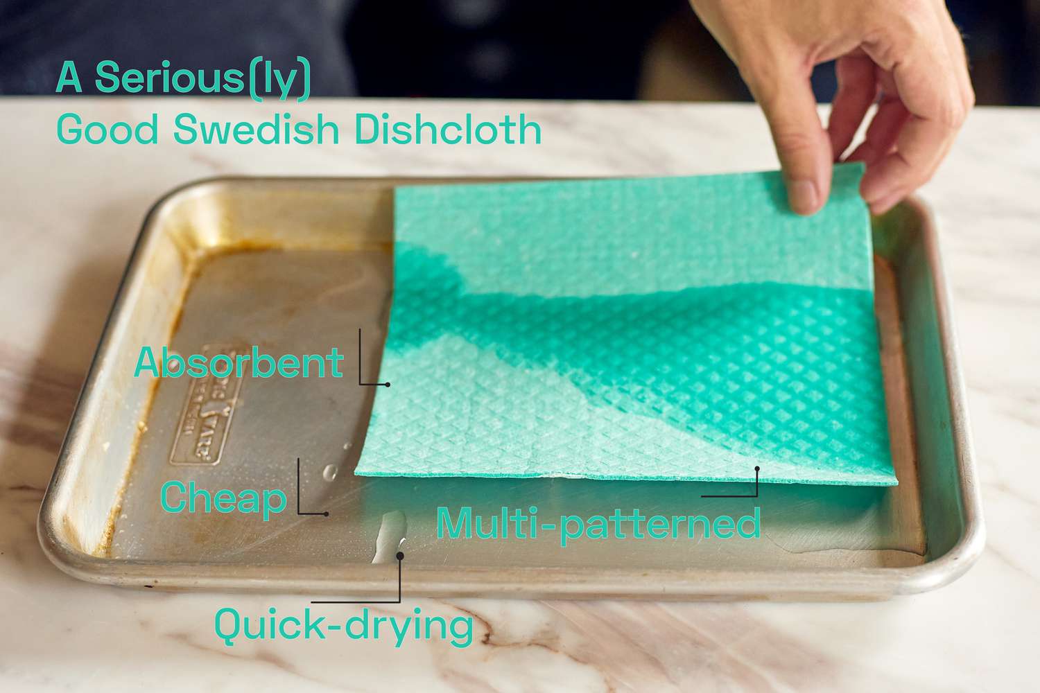 在水里浸泡的瑞典洗碗布