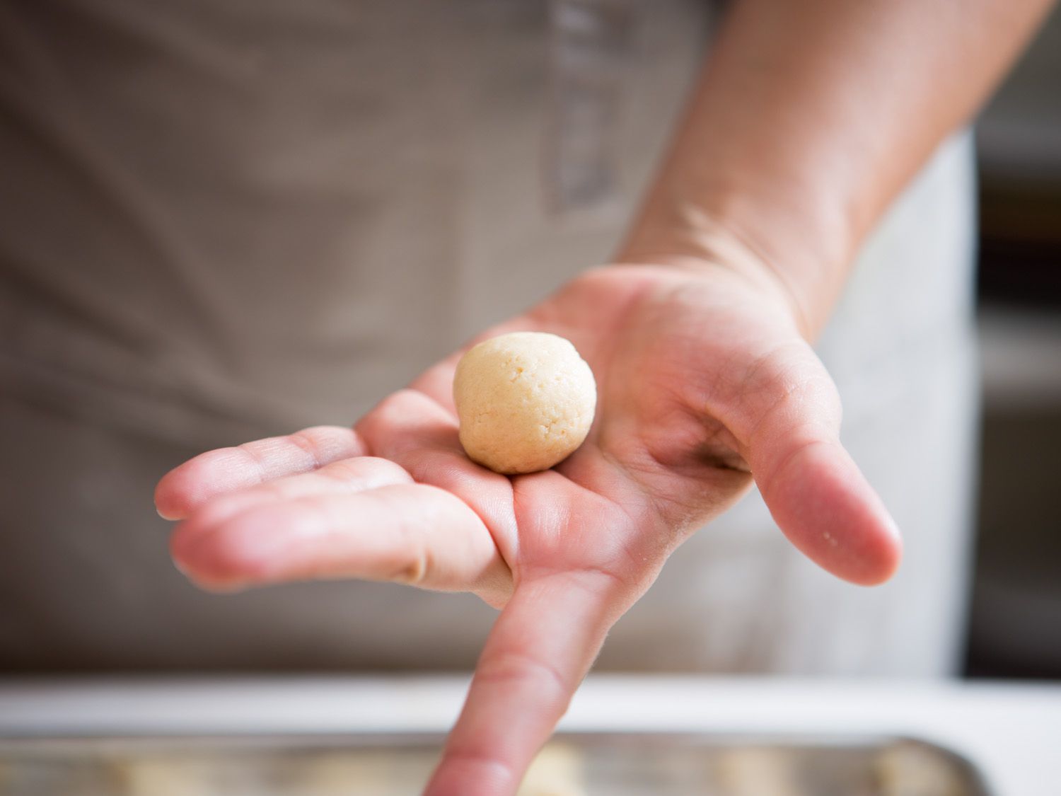 一篮子手球的饼干拿着一块石头。
