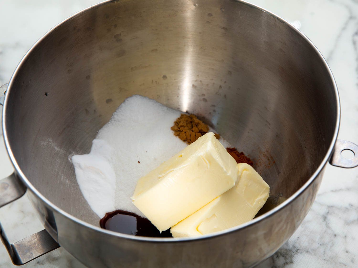 将黄油、糖、大麦麦芽糖浆、小苏打、肉桂、姜和盐放入搅拌碗中