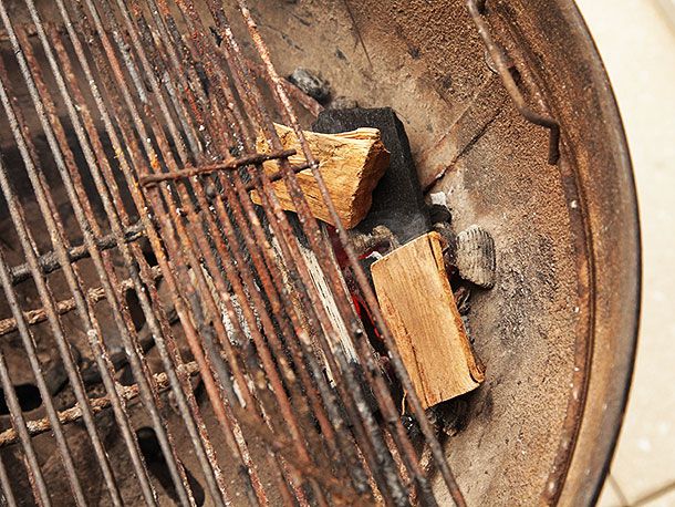 烧炭堆:一堆半燃的炭，沿锅式烤架的壁面放置上面铺了两块硬木，也装好了炉排。