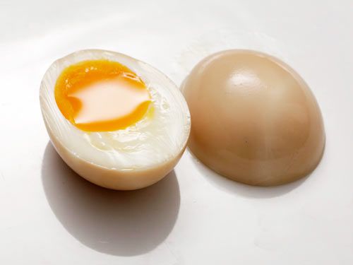 一个完美的半煮半腌的鸡蛋(味介煎蛋)切成两半做拉面。gydF4y2Ba