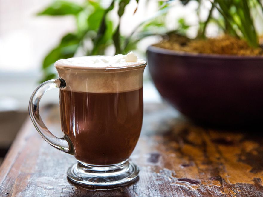 一杯米兰热巧克力和咖啡，淋上鲜奶油。