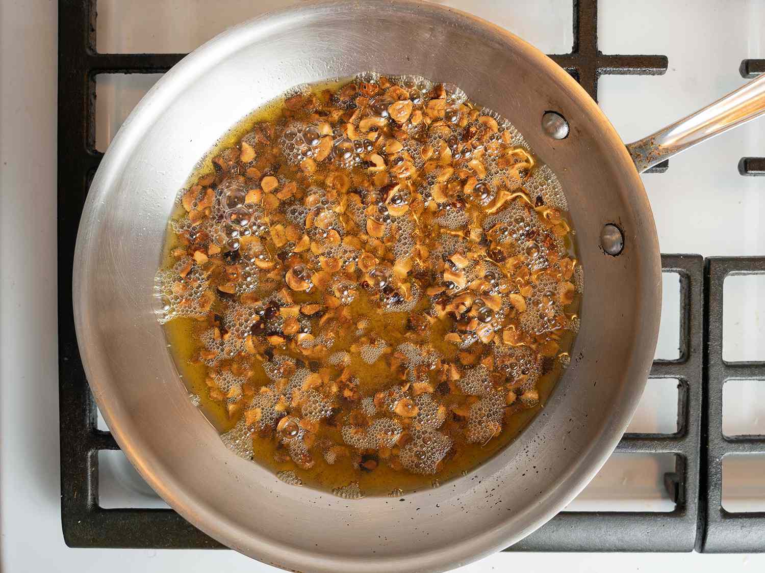榛子用橄榄油和辣椒在平底锅里烤