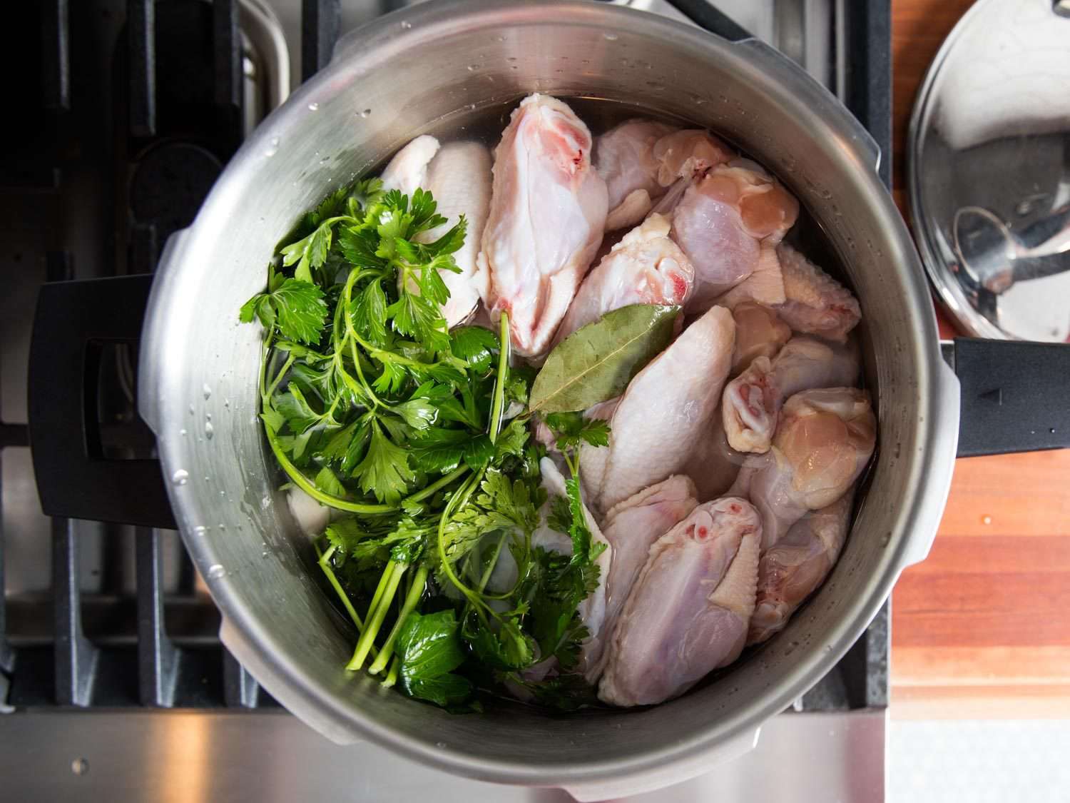 华体会应用下载猪肉牙膏在烤箱里的烤锅。