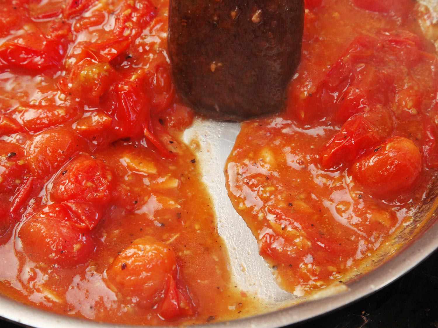 一碗石头用一块樱桃牛排酱涂了一根番茄酱酱。