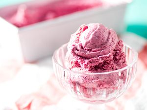 玻璃盘子里的樱桃冰淇淋。