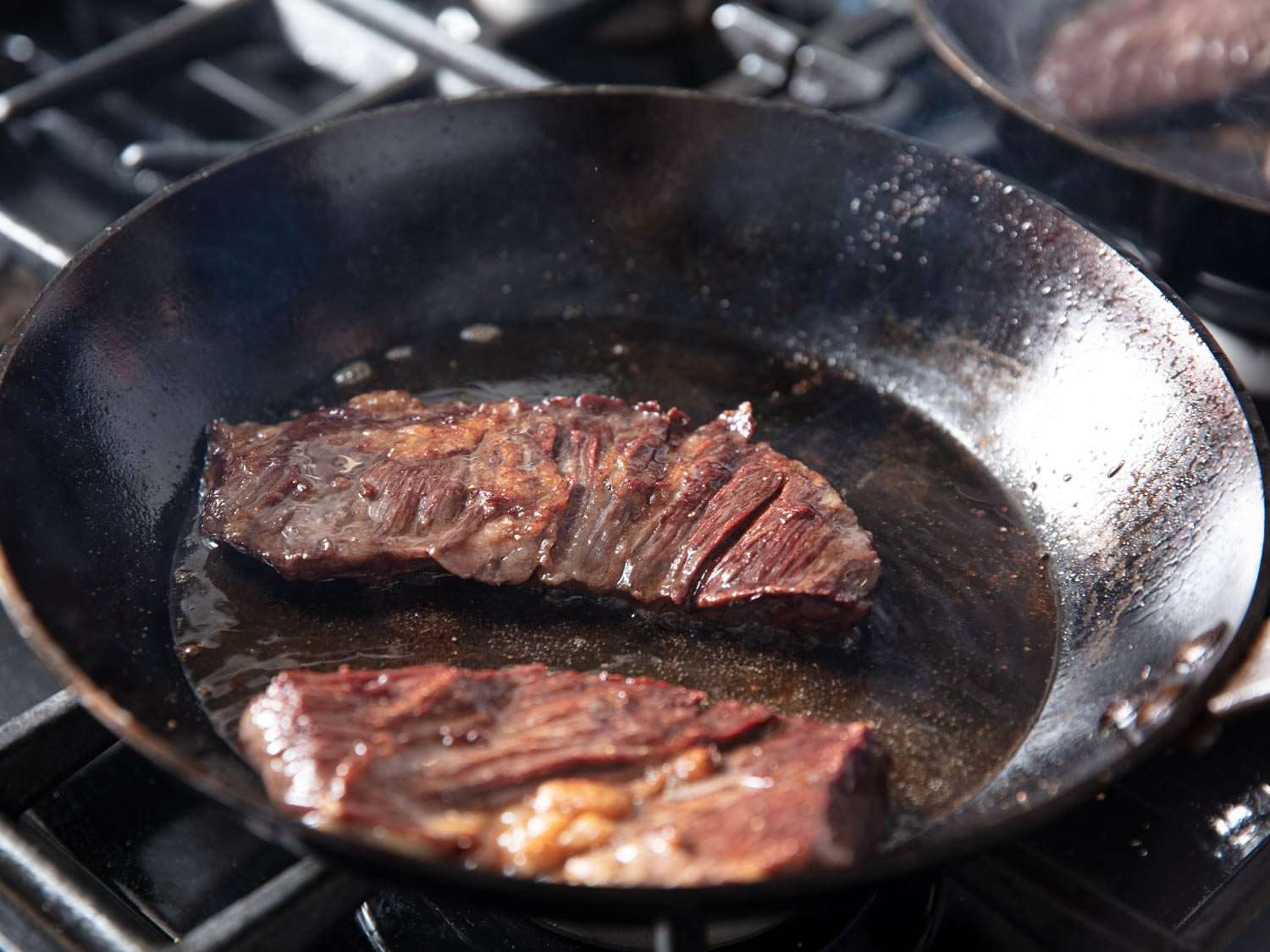 牛排刀试验用碳钢煎锅烤裙牛排。
