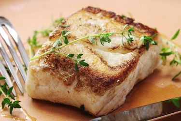 黄油真空烹饪法和烤比目鱼上面放一根百里香。