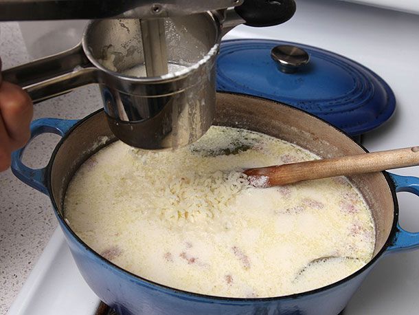 把煮熟的土豆加入蛤蜊浓汤中。