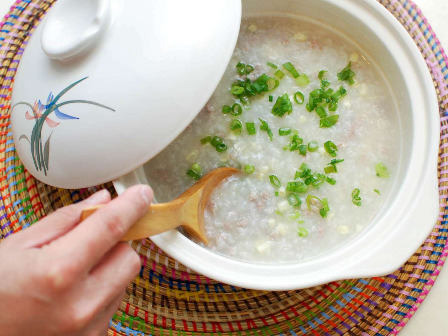 用木勺搅拌煮好的粥。