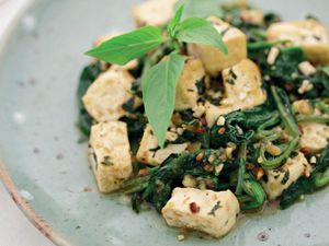 泰国辣豆腐配菠菜，罗勒和花生