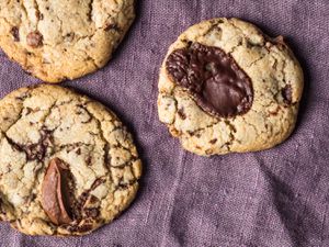 紫色亚麻布上的巧克力脆饼又快又简单。