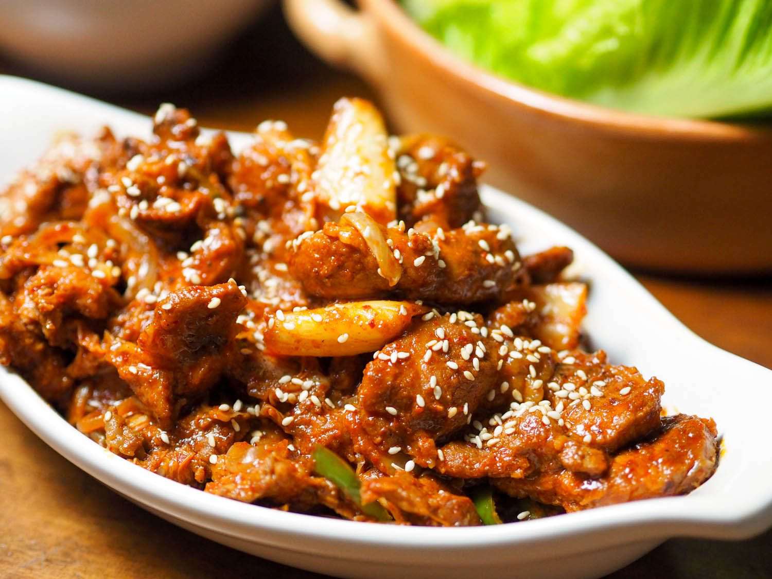 韩国辣腌猪肉与辣椒和泡菜的特写。