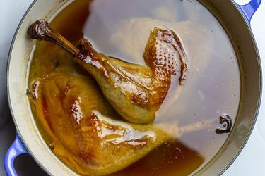 高汤腌制的火鸡腿，放进一个大锅里。