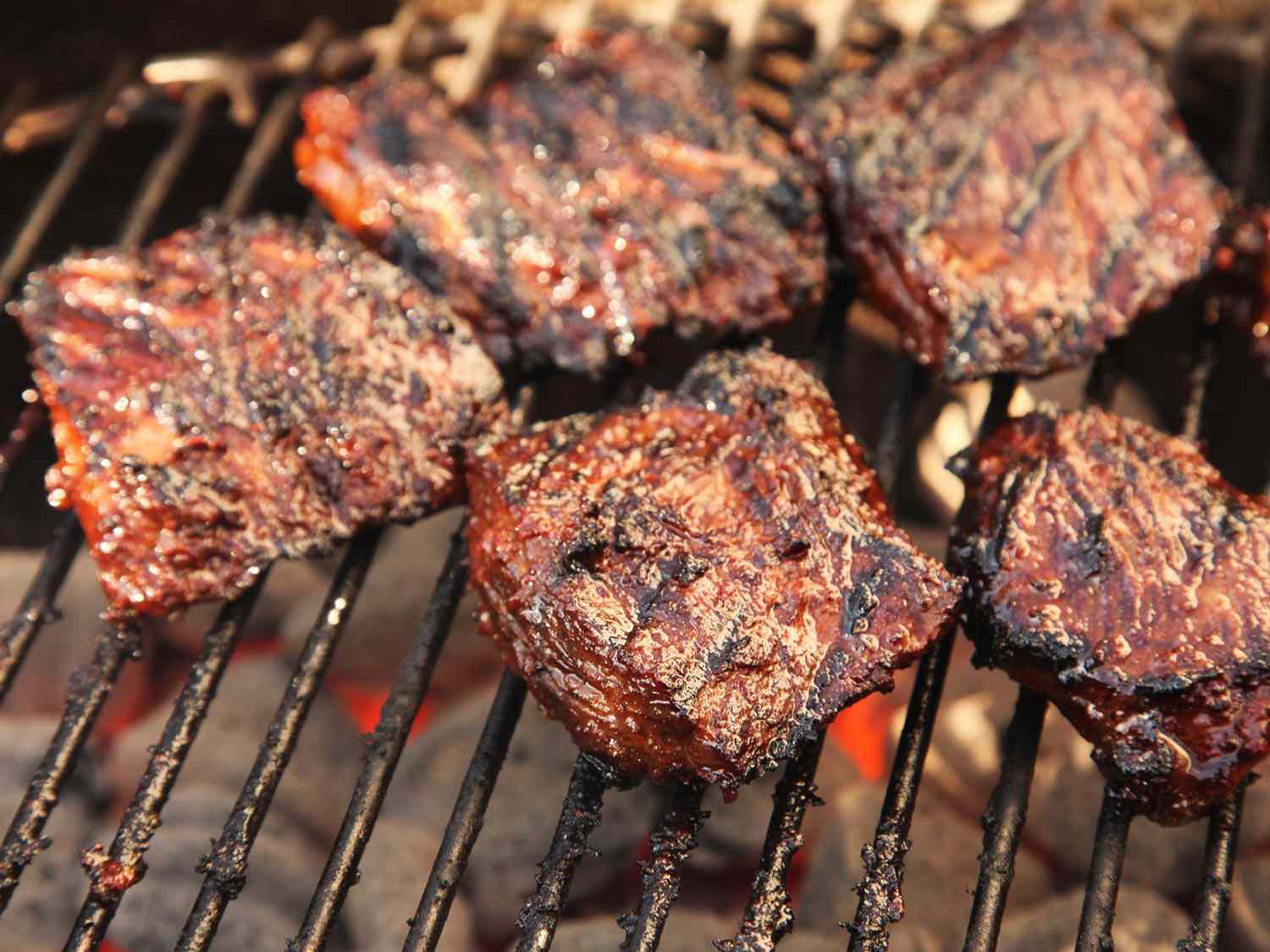 腌裙牛排在木炭上烤做浅肉肉酱。
