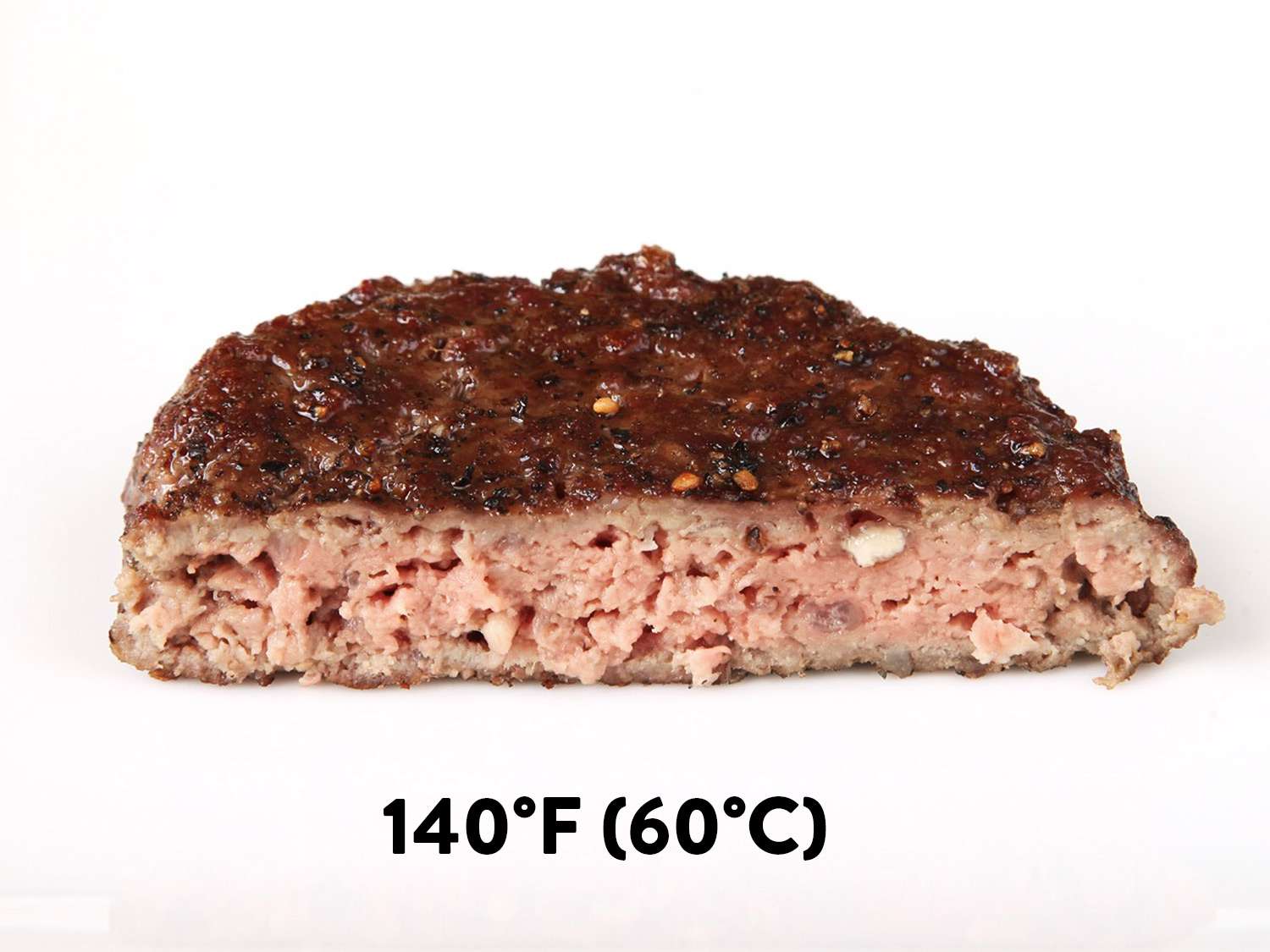 一种真空烹调的汉堡，温度达到140华氏度(半熟)，切成两半呈现浅粉色，内部相对干燥。gydF4y2Ba