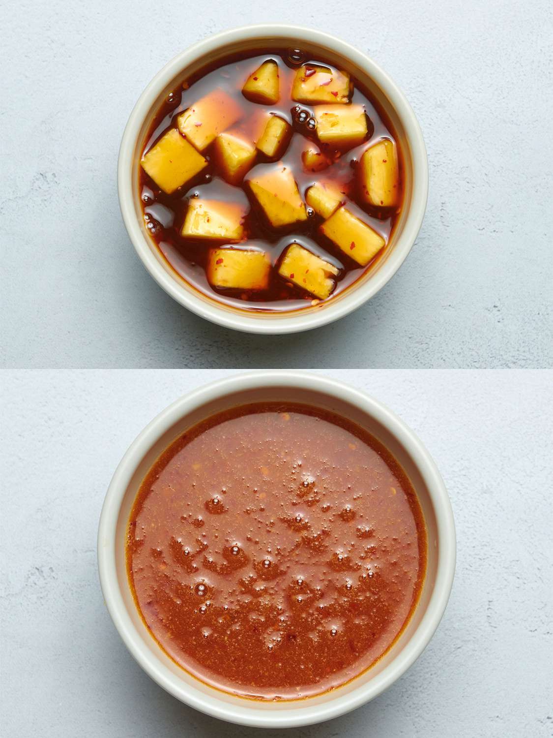 一个双图像拼贴。上面的图片显示整个菠萝块加入酱汁，在一个白色的陶瓷碗里。最下面的照片显示了菠萝被搅成泥后的光滑酱汁。