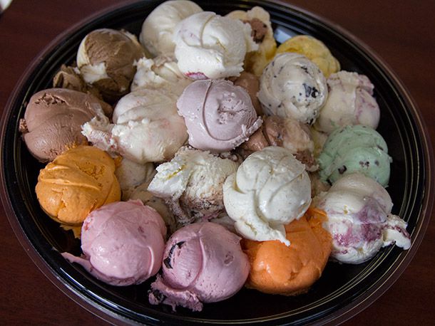 一个圆形的大浅盘，里面装满了不同口味的蒂拉穆克冰淇淋。