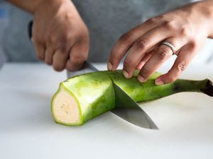 用厨师刀切绿芭蕉。