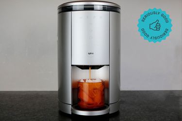 一个spinn coffee maker brewing coffee over ice