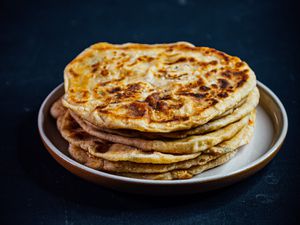 一盘加了香料的土豆馅的土豆泥。