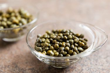 A small bowl of capers.