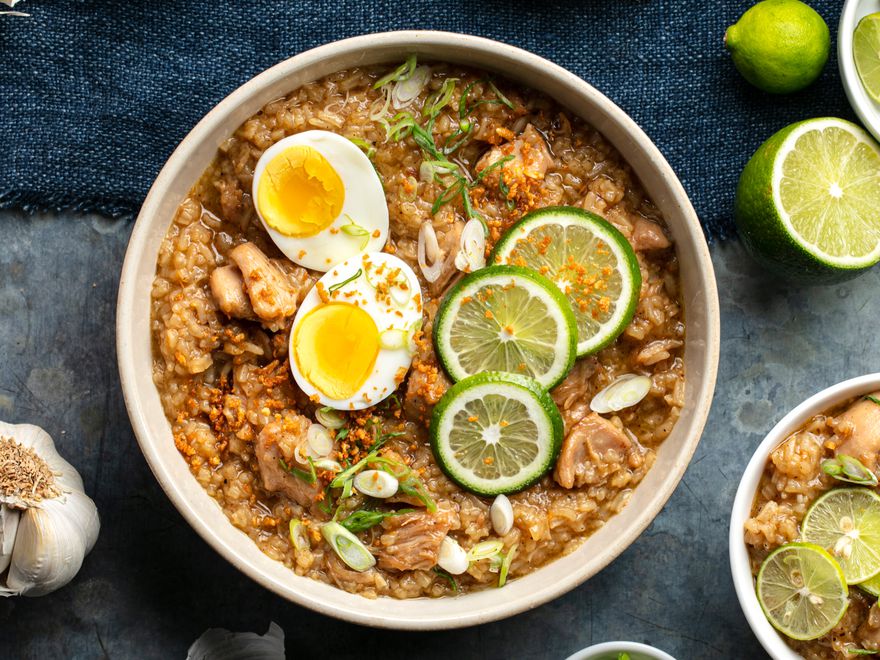 头顶照片arroz caldo(菲律宾鸡肉和米汤)。