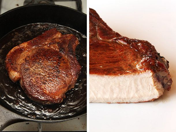 拼贴的深棕色猪排在一个铸铁煎锅，旁边的横截面煮熟的猪排