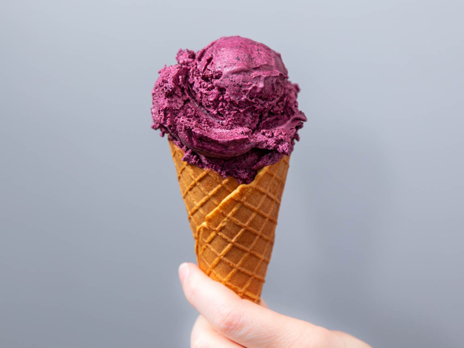 蓝莓甜筒冰淇淋。gydF4y2Ba