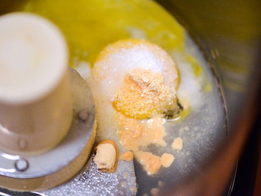 将醋、蛋黄和香料放入食品加工机的碗中
