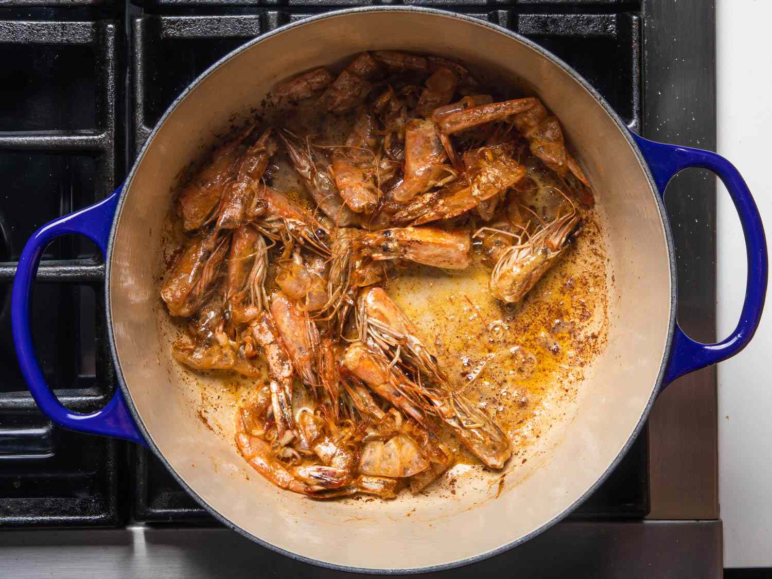 虾壳和虾头在荷兰烤箱里变成棕色。