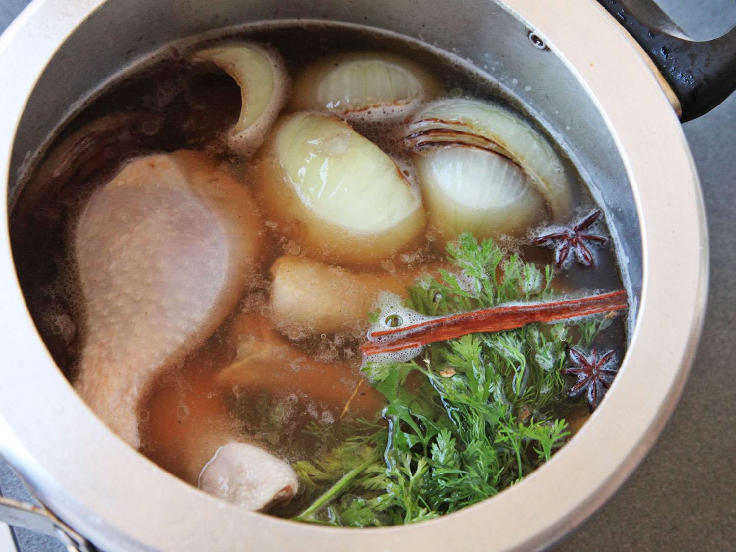 加水，鸡肉和剩下的调味料到高压锅里做越南河粉。