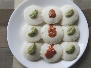 15.9.2013-Idli，印度蒸米饭和扁豆蛋糕。jpg