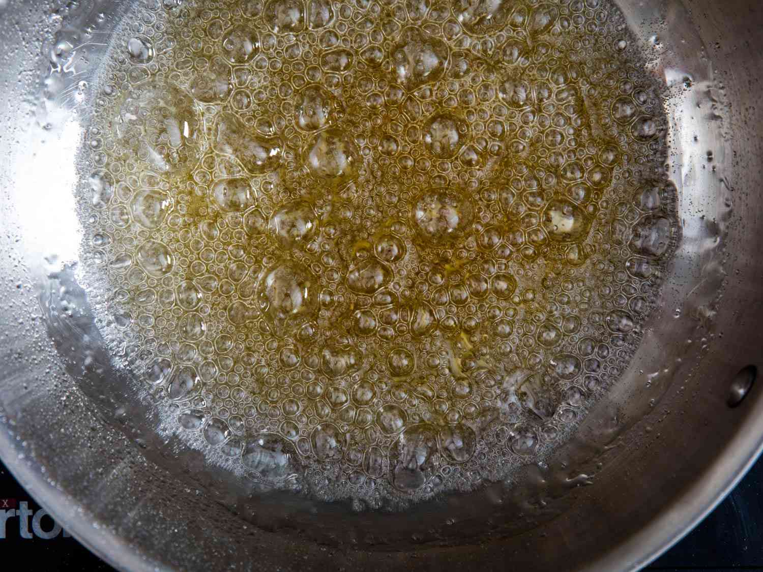 水、糖和盐在锅里沸腾，做成焦糖酱gydF4y2Ba