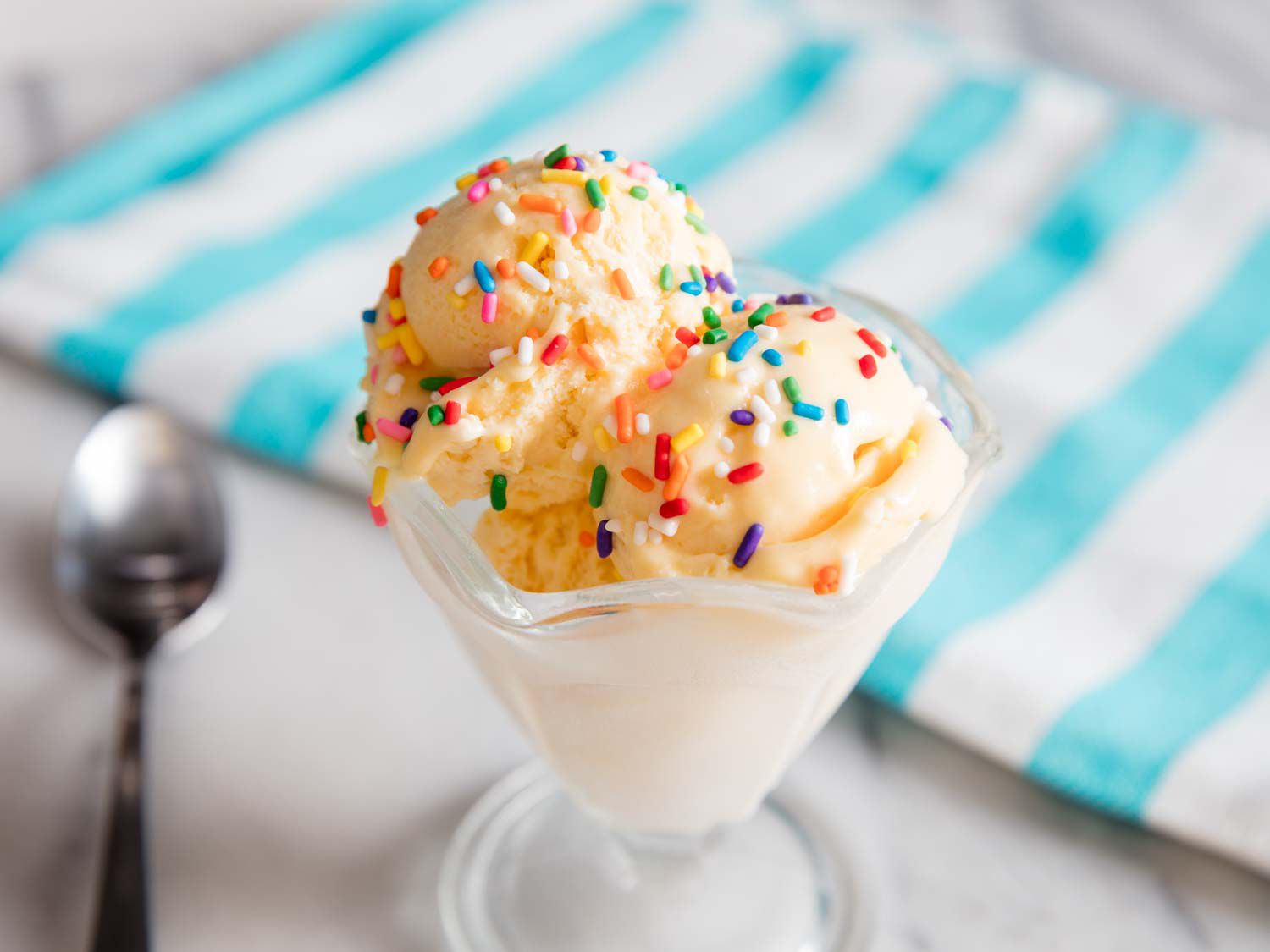 在冰激凌里的冰激凌里，彩虹的彩虹和香草冰淇淋
